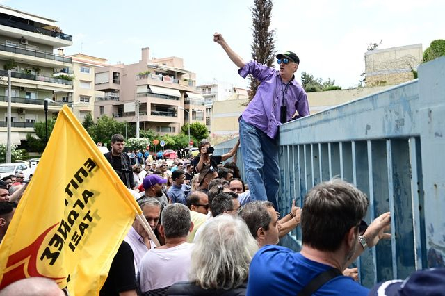 Απεργία ταξί: Το υπουργείο Μεταφορών δεν κάλεσε σε συζήτηση τον Θύμιο Λυμπερόπουλο