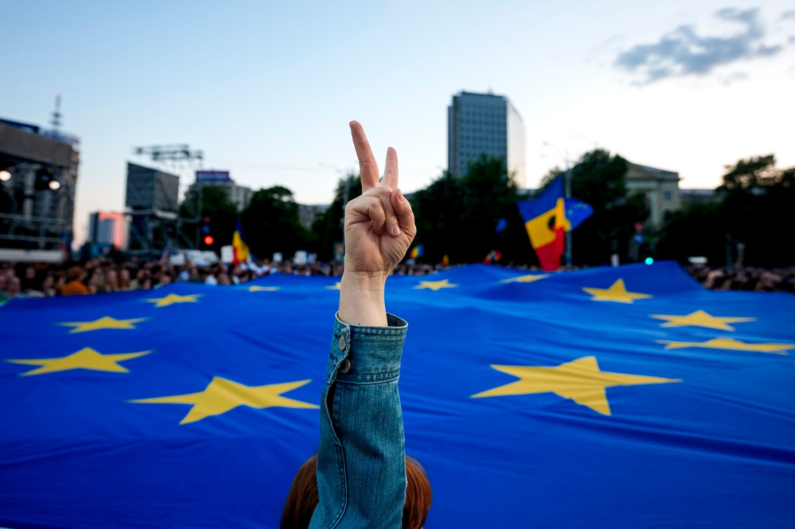 Σημαίες της ΕΕ και της Ρουμανίας σε προεκλογική συγκέντρωση του Νταν