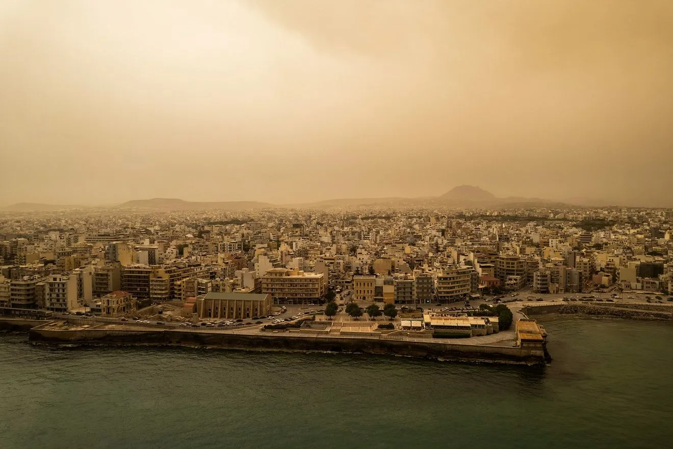 Πορτοκαλί ο ουρανός στην Κρήτη λόγω αφρικανικής σκόνης – Απόκοσμα καρέ