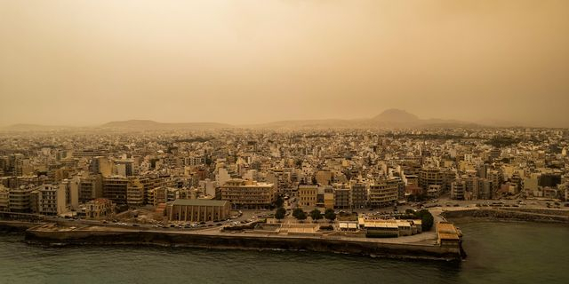 Πορτοκαλί ο ουρανός στην Κρήτη λόγω αφρικανικής σκόνης – Απόκοσμα καρέ