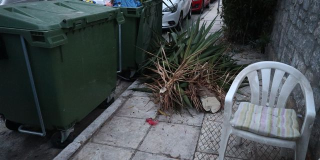 Βρέφος βρέθηκε δίπλα σε κάδο απορριμάτων στον Άλιμο