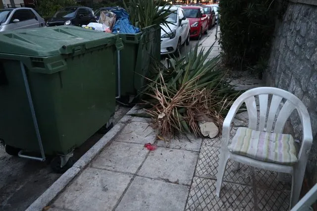 Βρέφος βρέθηκε δίπλα σε κάδο απορριμάτων στον Άλιμο