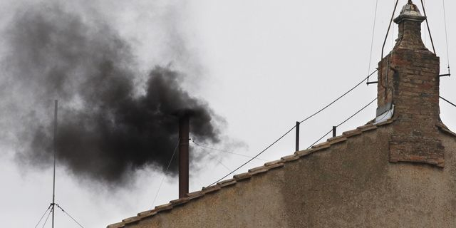 Μαύρος καπνός από την Καπέλα Σιστίνα