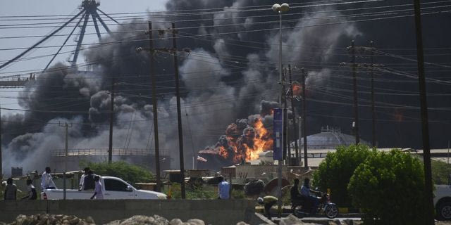 Πυκνός καπνός μετά από μαζικές επιθέσεις των RSF στο Σουδάν