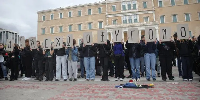 Καρέ από τη συγκέντρωση για τα Τέμπη
