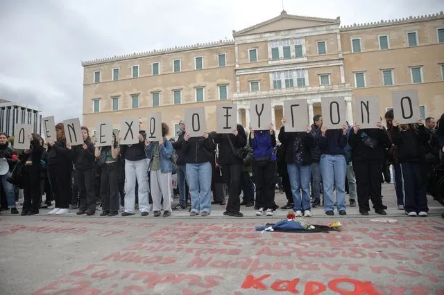 Καρέ από τη συγκέντρωση για τα Τέμπη