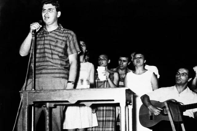 Σε εκδήλωση των «Λαμπράκηδων» στον Πειραιά, 1963. Διακρίνονται ο Μ. Λοΐζος και η Μ. Φαραντούρη