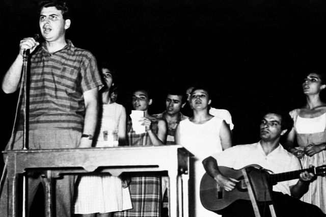Σε εκδήλωση των «Λαμπράκηδων» στον Πειραιά, 1963. Διακρίνονται ο Μ. Λοΐζος και η Μ. Φαραντούρη