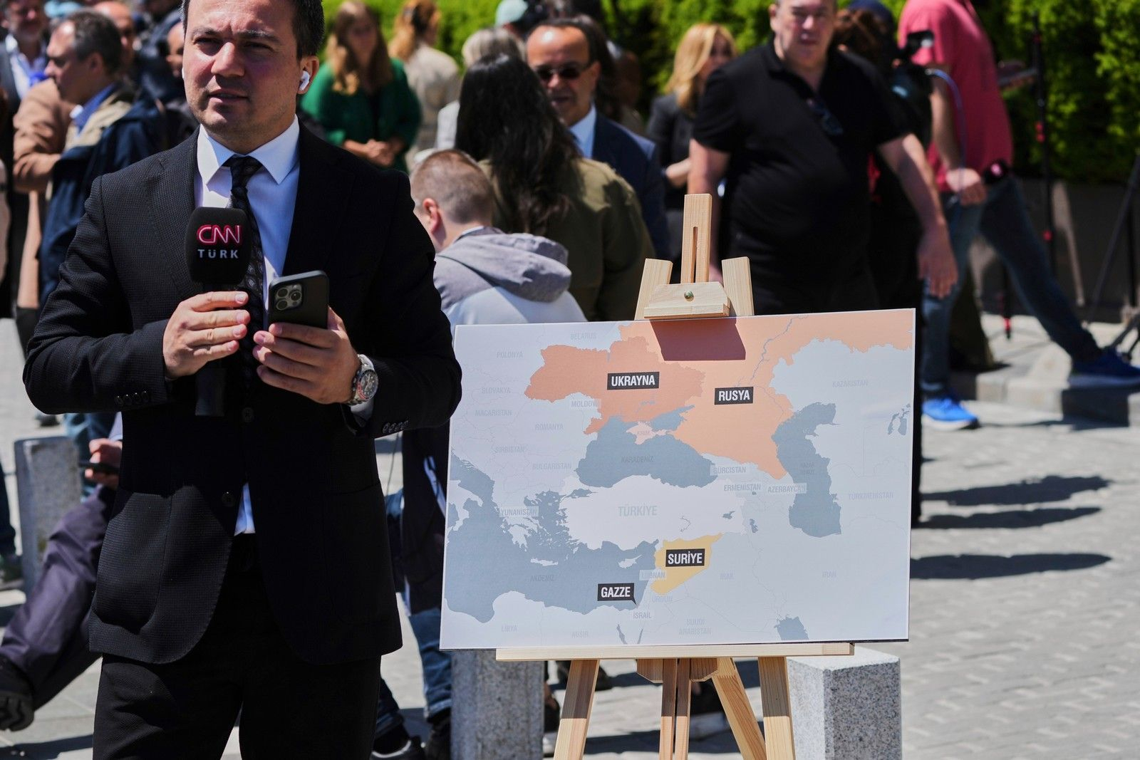 Δημοσιογράφοι κοντά στο παλάτι Dolmabahce όπου αναμένονται συνομιλίες μεταξύ ρωσικών και ουκρανικών αντιπροσωπειών, στην Κωνσταντινούπολη