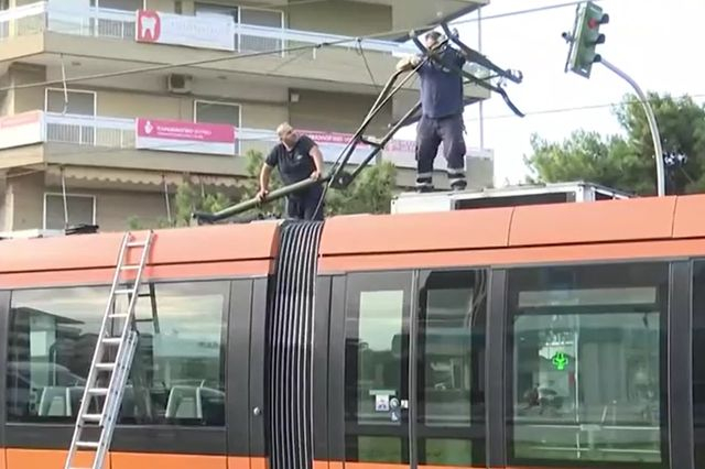 Γλυφάδα: Φορτηγό παρέσυρε καλώδια του τραμ – Διεκόπη η κυκλοφορία