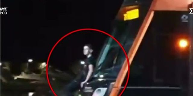 Βίντεο: Νεαρός κρέμεται από συρμό του τραμ
