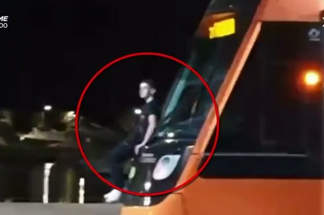 Βίντεο: Νεαρός κρέμεται από συρμό του τραμ
