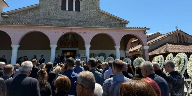 Τρίκαλα: Σπαραγμός στο “τελευταίο αντίο” του 30χρονου που πνίγηκε στη Λευκάδα