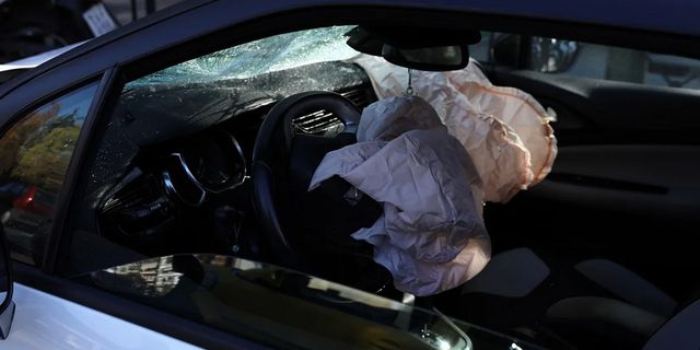 Τροχαίο με πέντε τραυματίες στη Θεσσαλονίκη – ΙΧ καρφώθηκε σε κολόνα