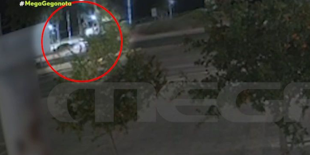 Ποσειδώνος: Βίντεο από το τροχαίο με τους τέσσερις τραυματίες – ΙΧ “καρφώθηκε” σε φανάρι