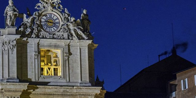 Μαύρος καπνός την πρώτη μέρα του κονκλάβιου