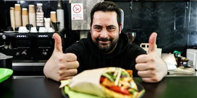 Ο Νίκος φτιάχνει σουβλάκια, πίτες & ομελέτες. Αλλά υπάρχει ένα twist