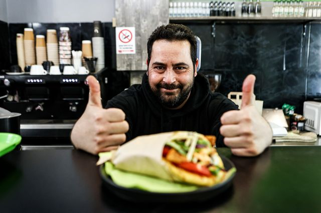 Ο Νίκος φτιάχνει σουβλάκια, πίτες & ομελέτες. Αλλά υπάρχει ένα twist