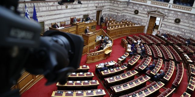 Αλλοδαπές εταιρίες σε συζύγους πολιτικών με τροπολογία… της νύχτας