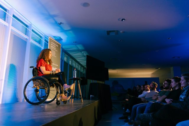 Τα Accessible Comedy Nights των Cool Crips θα έπρεπε να είναι κανόνας