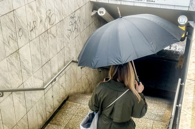 Καιρός: Επιμένουν οι βροχές – Πού θα είναι εντονότερα τα φαινόμενα
