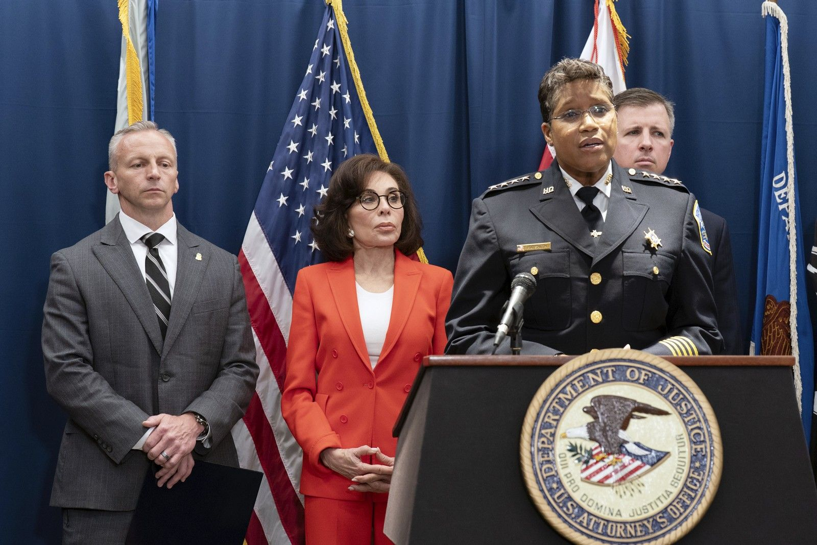 H επικεφαλής της αστυνομίας της Ουάσινγκτον, Πάμελα Σμιθ, ο βοηθός διευθυντής του FBI, Στίβεν Τζένσεν και η Γενική Εισαγγελέας Ζανίν Πίρρο