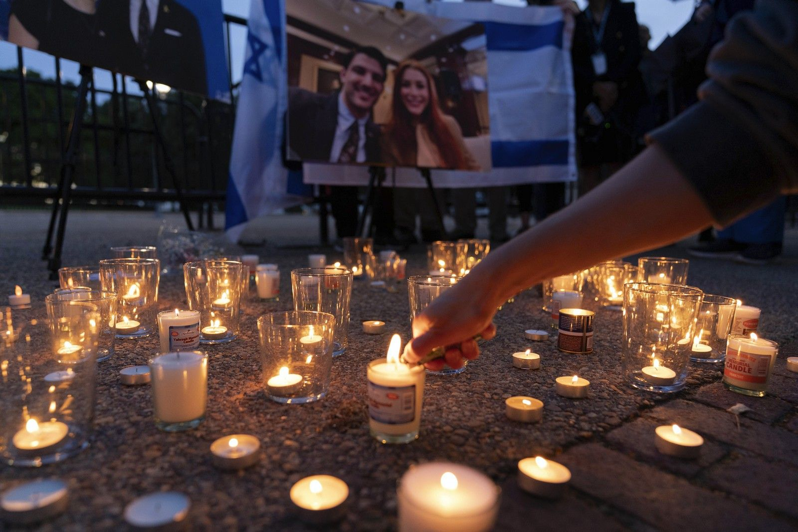 Κεριά στην μνήμη του ζευγαριού που δολοονήθηκε στην Ουάσινγκτον