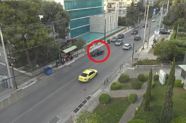 Χαλάνδρι: Η στιγμή που το ΙΧ πέφτει στη στάση του λεωφορείου – Βίντεο
