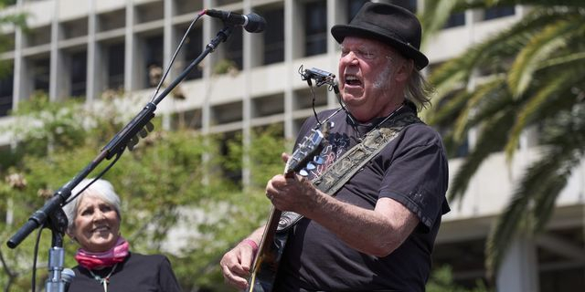 Νιλ Γιανγκ για Τραμπ: “Ξυπνήστε, ο τύπος είναι εκτός ελέγχου!”