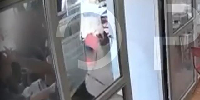 Πανεπιστημιούπολη Ζωγράφου: Η στιγμή της επίθεσης στην ιδιοκτήτρια του κυλικείου – Βίντεο