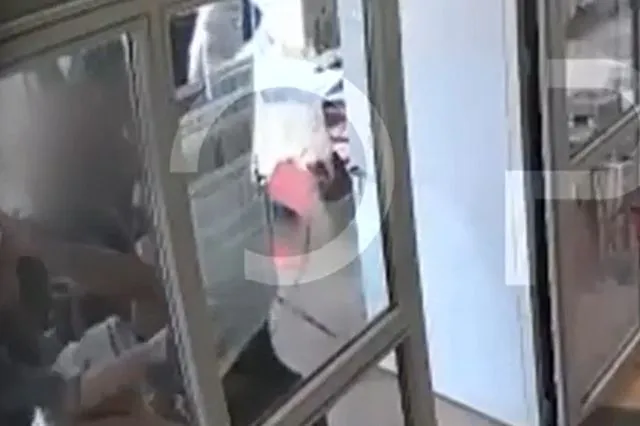 Πανεπιστημιούπολη Ζωγράφου: Η στιγμή της επίθεσης στην ιδιοκτήτρια του κυλικείου – Βίντεο