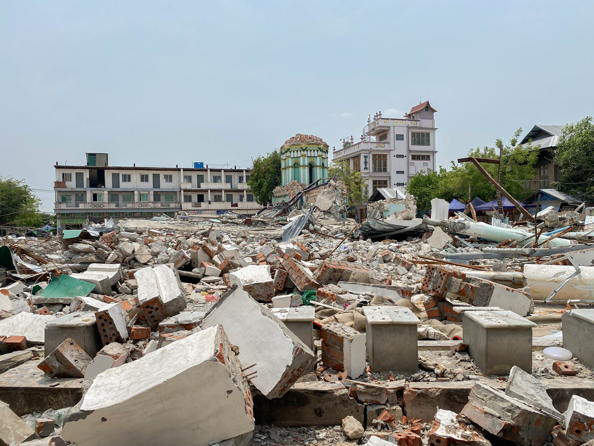 Ήταν προσευχή της Παρασκευής όταν ο σεισμός χτύπησε στις 28 Μαρτίου στη Μιανμάρ, στην κωμόπολη BoneO. Το κεντρικό τζαμί ήταν γεμάτο με πιστούς. Περίπου 200 άνθρωποι παγιδεύτηκαν στα ερείπια και περίπου 120 διασώθηκαν.