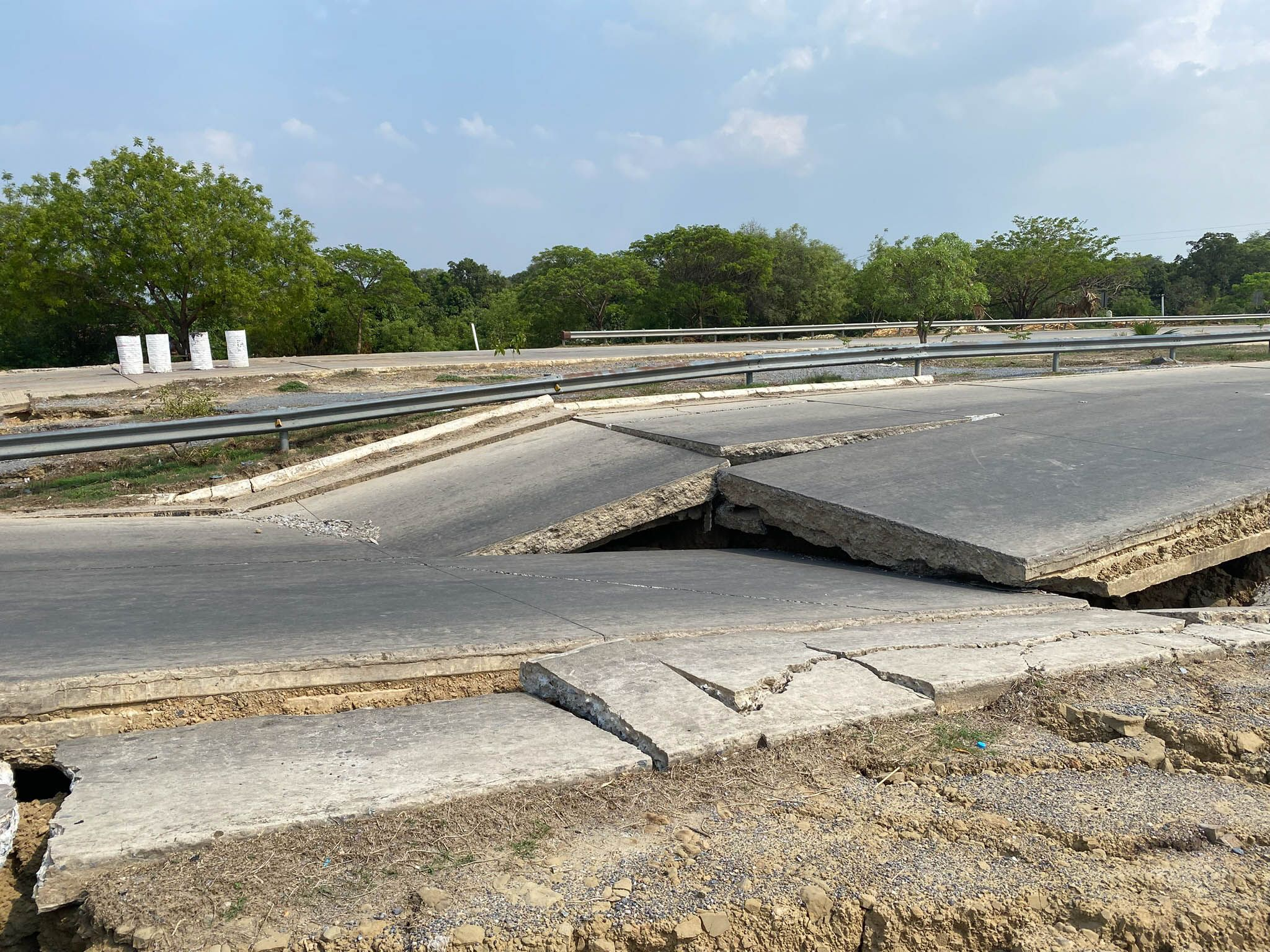 Ο δρόμος ταχείας κυκλοφορίας που συνδέει το Mandalay με το Sagaing υπέστη ρωγμές από τον σεισμό στις 28 Μαρτίου και τμήματα του εξακολουθούν να μην χρησιμοποιούνται. Μιανμάρ, Απρίλιος 2025.