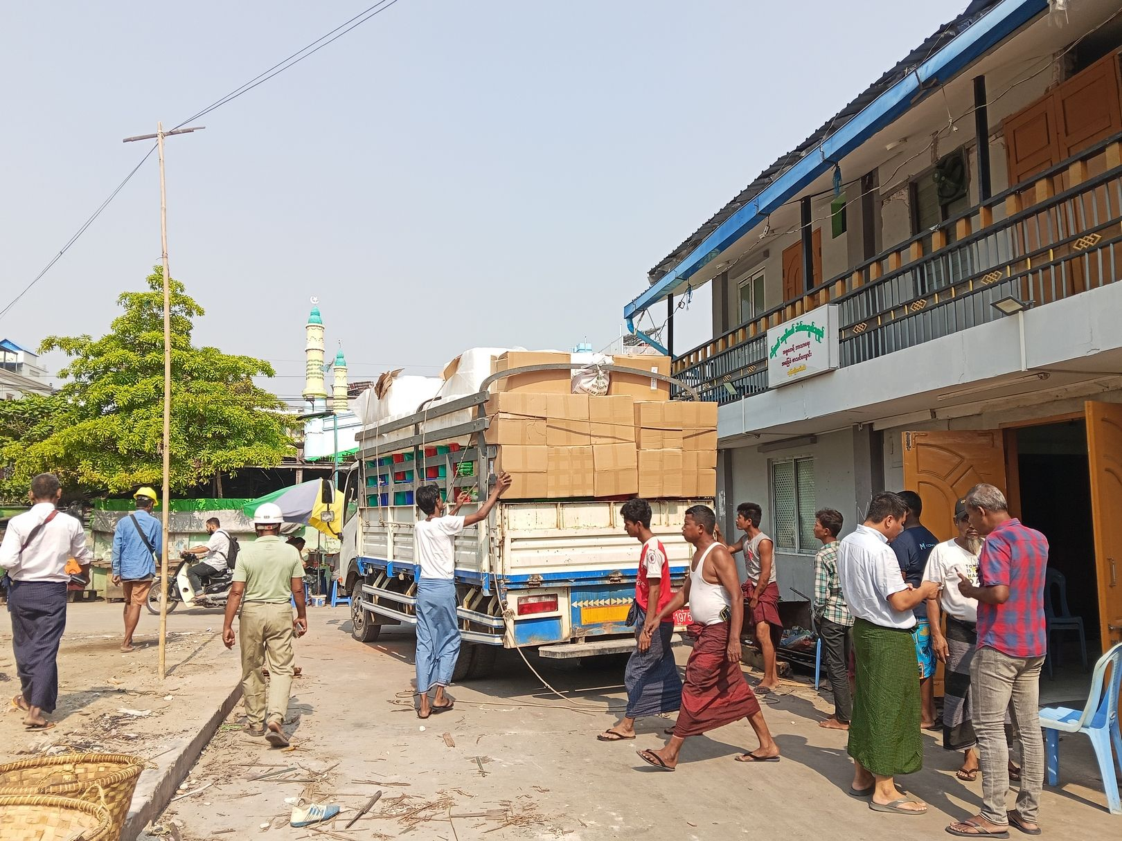 Οι άνθρωποι αυτής της κοινότητας που επλήγησαν από τον σεισμό βρήκαν καταφύγιο στο τζαμί. Τα είδη πρώτης ανάγκης διανέμονται από μια τοπική οργάνωση της κοινωνίας των πολιτών με την οποία συνεργάζονται οι Γιατροί Χωρίς Σύνορα.