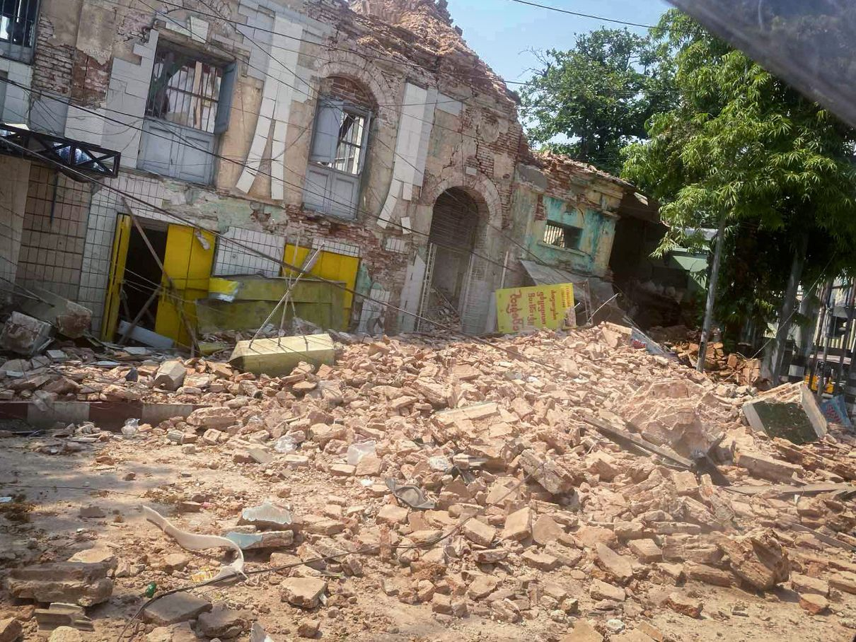 Όψη κτιρίου από την καταστροφή που προκάλεσε ο σεισμός στο Mandalay της Μιανμάρ, 31 Μαρτίου 2025.