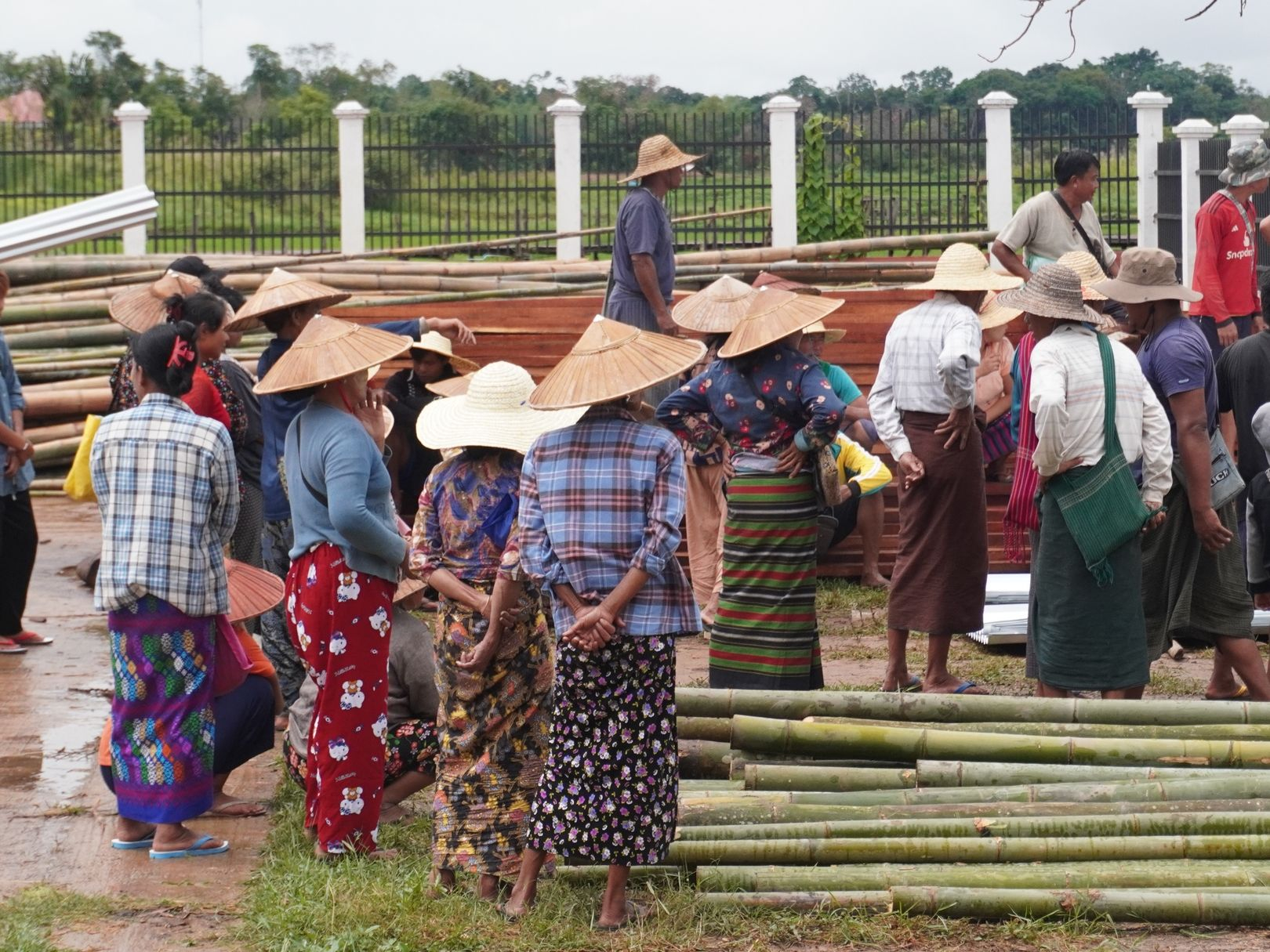 Άνθρωποι συγκεντρώνονται στη διανομή οικοδομικών υλικών για τους εκτοπισμένους από το σεισμό στη λίμνη Inle, στο νότιο Shan.
