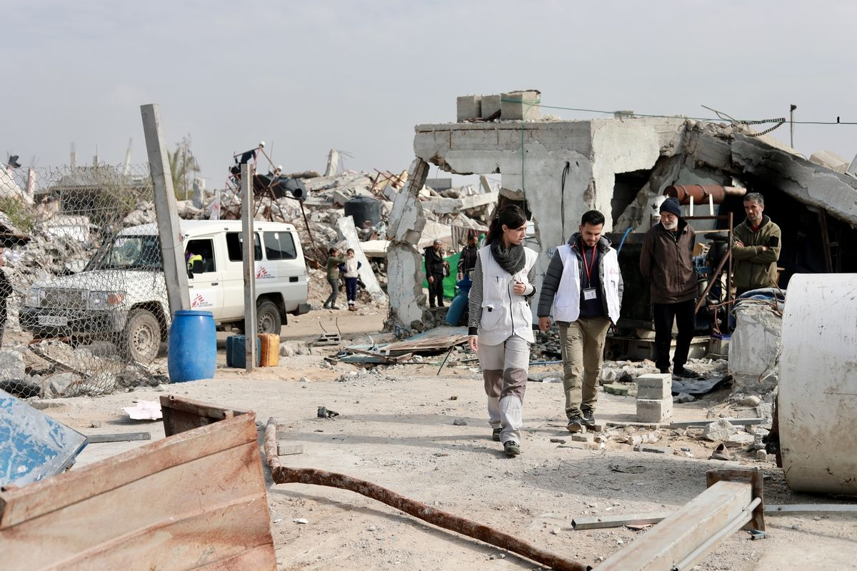 Οι μηχανικοί των Γιατρών Χωρίς Σύνορα για το νερό και την αποχέτευση αξιολογούν μια γεώτρηση στην πόλη Beit Lahia, βόρεια της Λωρίδας της Γάζας, Παλαιστίνη.