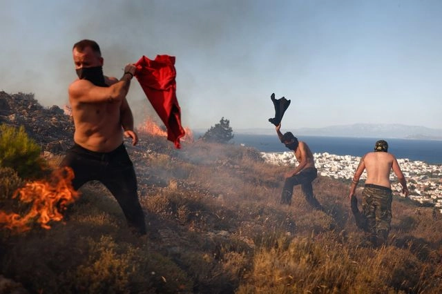 Σε κατάσταση έκτακτης ανάγκης η Χίος – Αλλεπάλληλα 112, σχεδόν 200 πυροσβέστες στη μάχη