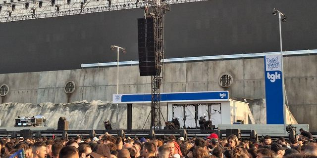 Χιλιάδες κόσμου μετρούν αντίστροφα για τη συναυλία του ΛΕΞ – Εικόνες από το ΟΑΚΑ