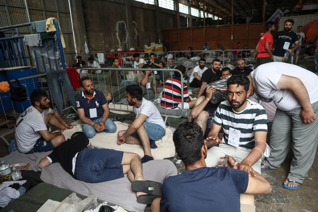 Μετανάστες διασωθέντες από το πολύνεκρο ναυάγιο της Πύλου