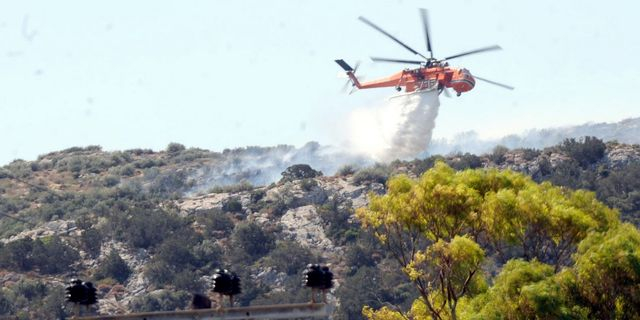 Μεγάλη φωτιά στην Παλαιά Φώκαια – Καίγονται σπίτια