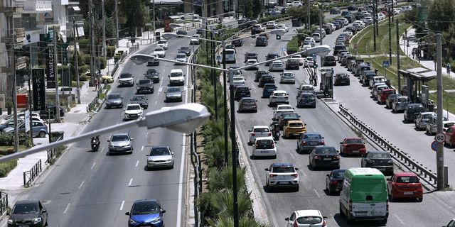 Κίνηση στους δρόμους: “Παρέλυσε” η Ποσειδώνος λόγω τροχαίου στο ρεύμα προς Γλυφάδα – LIVE ΧΑΡΤΗΣ