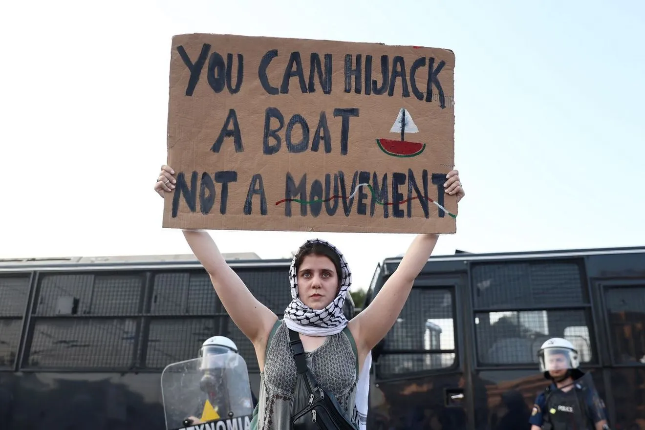 Η Ανάφη φωνάζει “Free Gaza” – Δράση υπέρ της Παλαιστίνης σε παραλία του νησιού