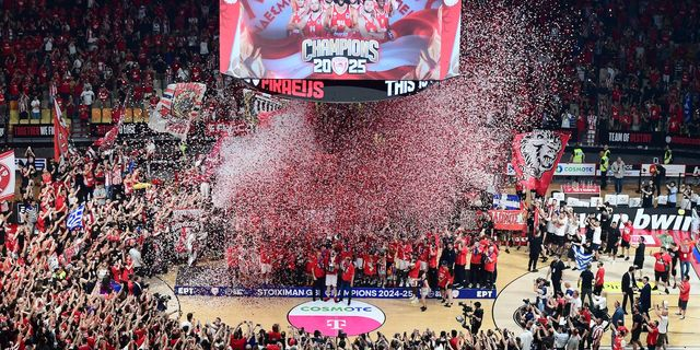 Ολυμπιακός: Η στιγμή της απονομής του πρωταθλήματος – Βίντεο