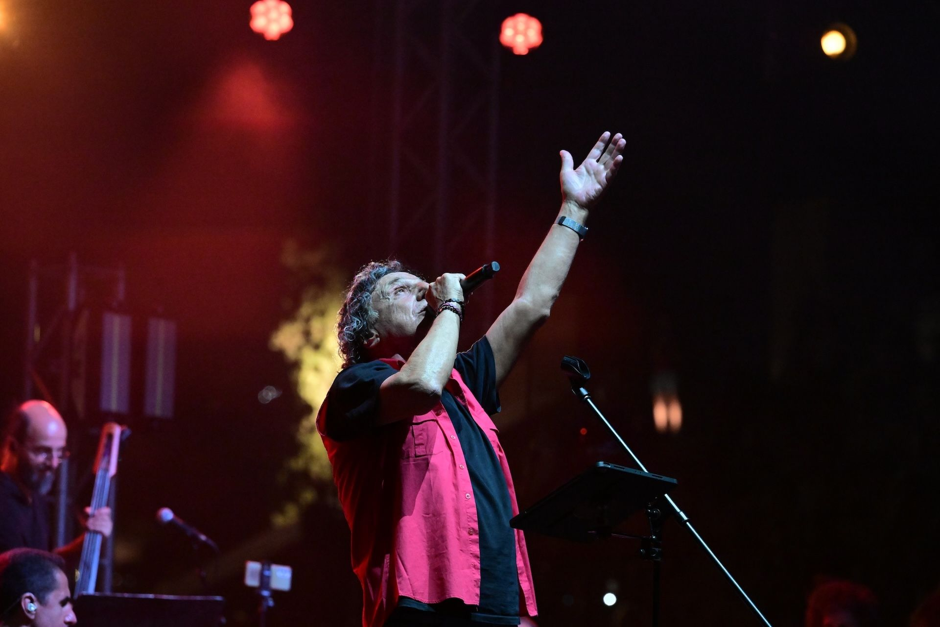 Συναυλία - αφιέρωμα για τα 100 χρόνια από τη γέννηση του Μίκη Θεοδωράκη από την Κεντρική Επιτροπή του ΚΚΕ στο Παναθηναϊκό Στάδιο (Καλλιμάρμαρο), με τίτλο "Κοντά σας όλη μου η ζωή", Τετάρτη 25 Ιουνίου 2025. Στην συναυλία συμμετείχαν οι, Γεράσιμος Ανδρεάτος, Ρίτα Αντωνοπούλου, Παντελής Θαλασσινός, Άγγελος Θεοδωράκης, Βιολέτα Ίκαρη, Βασίλης Λέκκας, Κώστας Μακεδόνας, Μανώλης Μητσιάς, Δημήτρης Μπάσης, Γιώτα Νέγκα, Γιώργος Νταλάρας, Βασίλης Παπακωνσταντίνου, Μίλτος Πασχαλίδης, Παναγιώτης Πετράκης, Άλκηστις Πρωτοψάλτη, Αγγελική Τουμπανάκη, Κώστας Τριανταφυλλίδης, Διονύσης Τσακνής, Μαρία Φαραντούρη, Μάριος Φραγκούλης, "Κοινοί Θνητοί". (ΤΑΤΙΑΝΑ ΜΠΟΛΑΡΗ/EUROKINISSI)