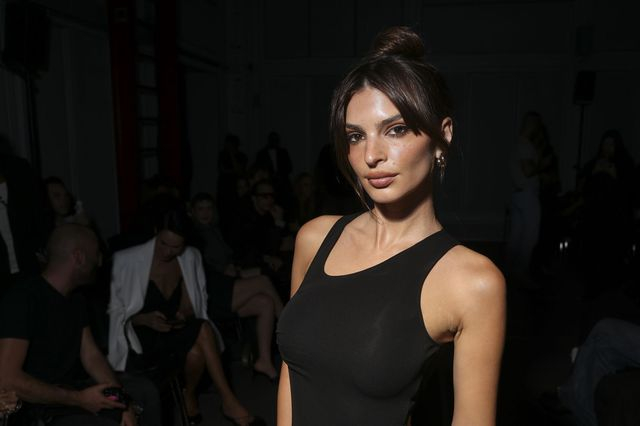Emily Ratajkowski: Η τούρτα για τα 34α της γενέθλια ήταν αφιερωμένη στους… γλουτούς της