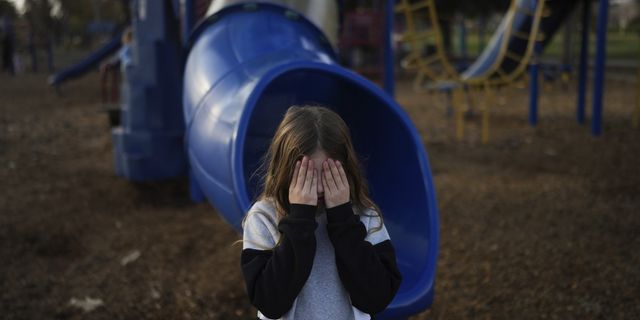 Παιδί κρύβει το πρόσωπό του