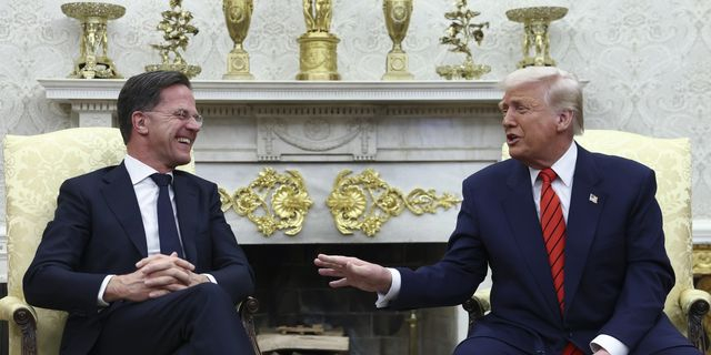 “Αγαπητέ Ντόναλντ” – Ο επικεφαλής του ΝΑΤΟ αποθεώνει τον Τραμπ για την επίθεση στο Ιράν