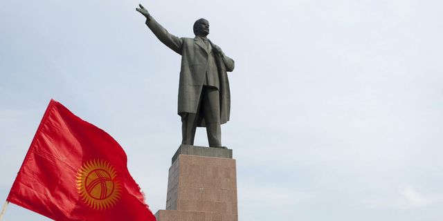 Κιργιστάν: Απομακρύνθηκε το πανύψηλο άγαλμα του Λένιν και από δεύτερη πόλη 