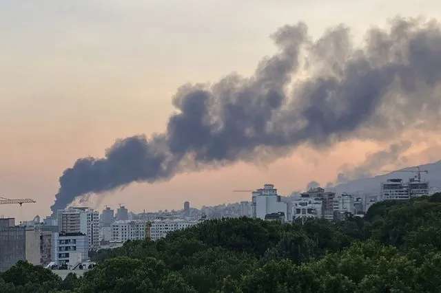 Και η Βρετανία απομακρύνει το προσωπικό από την πρεσβεία στην Τεχεράνη